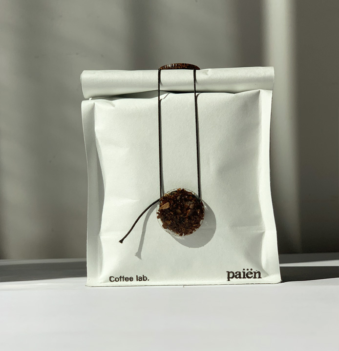 Packaging design of Paiën. This packaging features a button and a thread as the closing system