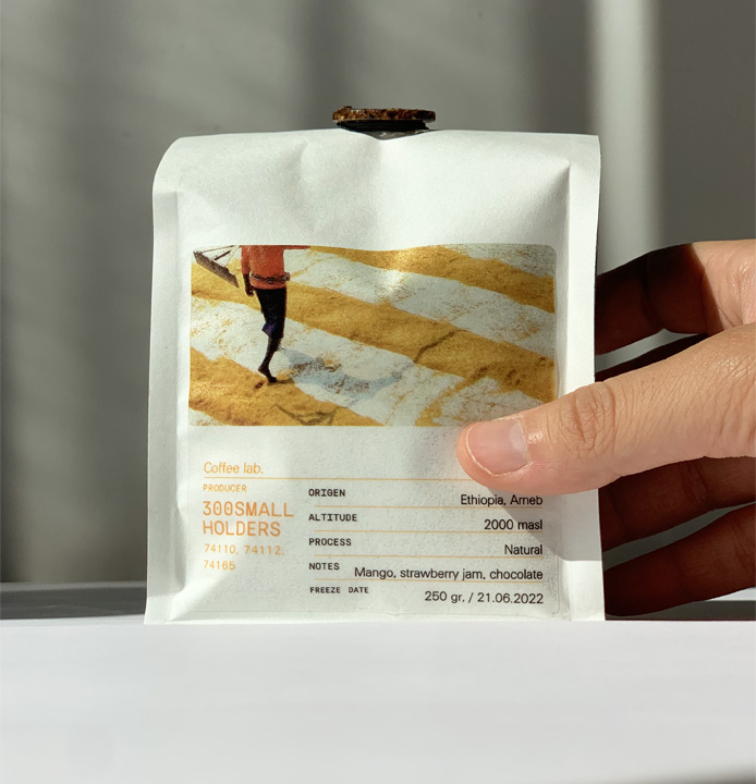 Packaging design of Paiën. This photo features the label with all the information about the coffee. Origin, altitude, process, notes, and date.